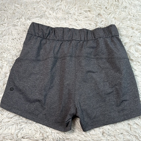 Lululemon On The Fly Short *2.5" Heathered Black - Picture 5 of 6
